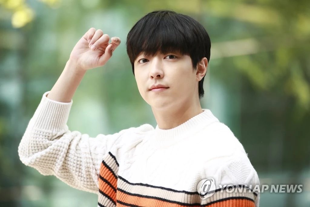 لي يو جين يشارك كيف غيّر عمله الدرامي الجديد "ثلاثة أشقاء جريئين" أفكاره عن العائلة.