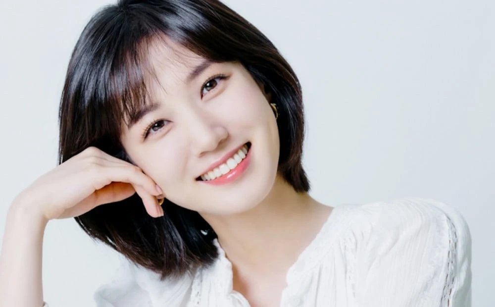 أصبحت بارك أون بين أول مضيفة فردية في حفل افتتاح Biff