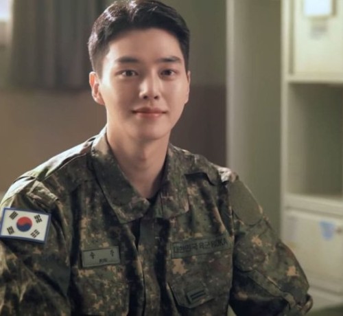 تم تسريح سونغ كانغ رسميًا من الجيش